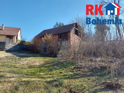 Prodej stavebního pozemku na Kokořínsku  903m2 se starou stodolou v obci Chorušice,16km od Mělníka