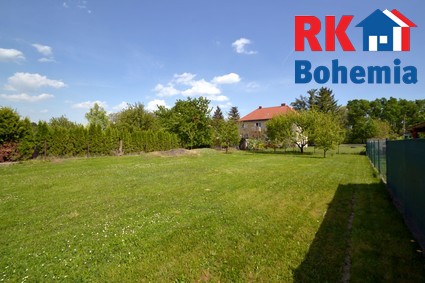 Prodej pozemku pro výstavbu RD o výměře 1011 m2 v obci Velim.