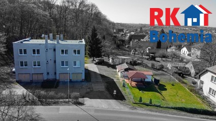 Prodej bytu 3+1 s balkónem, 2 sklepy, komorou, zahrádkou a 2 garážemi v obci Kounice u Českého Brodu - pohled na dům a přidělenou zahrádku