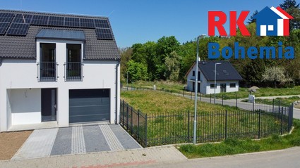 Prodej rodinného domu 5+kk s garáží, parkovacím stáním a zahradou v obci Chocerady - Komorní hrádek - pohled na dům