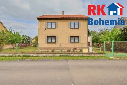 Prodej rodinného domu 5+1 v obci Semice, pozemek 886 m2 - pohled na dům