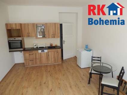 Nabízíme k pronájmu  byt 1+kk o ploše  27m2 ve 4NP bez výtahu ve Strašnicích. - Fotka 1