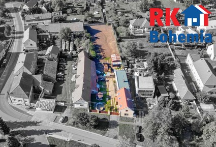 Prodej stavebních pozemků v Bylanech u Českého Brodu o celkové výměře 2.266 m2 - pohled na dům a celý pozemek