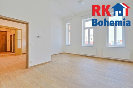 Pronájem nově zrekonstruovaného bytu 2+kk o výměře 61 m2 v Českém Brodě na náměstí. - pokoj 