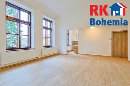 Pronájem nově zrekonstruovaného bytu 1+kk o výměře 51 m2 v Českém Brodě na náměstí. - obývací pokoj s kuchyňským koutem