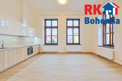 Pronájem nově zrekonstruovaného bytu 1+kk o výměře 39,89 m2 v Českém Brodě na náměstí. - obývací pokoj s kuchyňským koutem