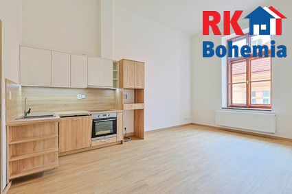 Pronájem nově zrekonstruovaného bytu 1+kk o výměře 30,75 m2 v Českém Brodě na náměstí. - obývací pokoj s kuchyňským koutem