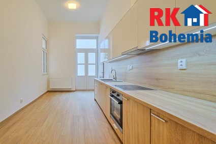 Pronájem nově zrekonstruovaného bytu 1+1 s balkónem o výměře 56 m2 v Českém Brodě na náměstí. - kuchyň