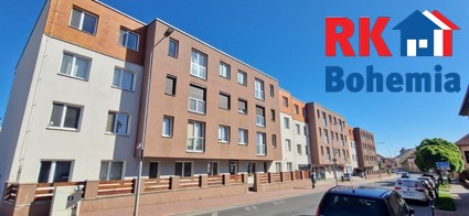 Pronájem bytu 1+kk s parkovacím stáním v Českém Brodě, nedaleko centra města. - pohled na dům