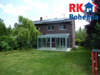 Nabízím krásný RD z roku 2010 a dispozicích 4+kk s celkovou plochou 136m2 na vlastním pozemku 771m2. - Fotka 1