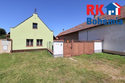 Prodej rodinného domu 3+kk v Kounicích u Českého Brodu, celková výměra pozemku 768 m2 - pohled na dům