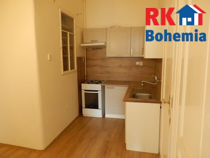 Nabízíme k pronájmu byt 2+1 o ploše 45m2+sklep v 4NP s výtahem, přímo na Náměstí Bratří Synků . - Fotka 1