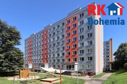 Prodej bytu 3+1 s lodžií v Českém Brodě, v ulici na Cihelně. - okolí domu