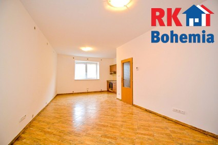 Pronájem bytu 1+kk v Českém Brodě, nedaleko centra města. - obývací pokoj s kuchyňským koutem