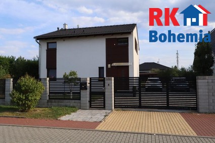 Nabízíme dvoupodlažní nízkoenergetický RD z roku 2018 o dispozici 4+kk a pozemku 765m2 na PZ.  - Fotka 1