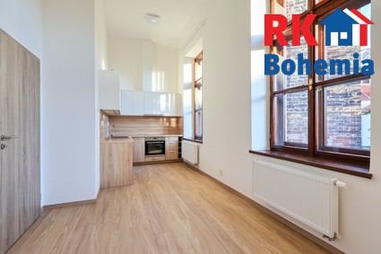 Pronájem nově zrekonstruovaného bytu 2+kk o výměře 32,89 m2 v Českém Brodě na náměstí. - obývací pokoj s kuchyňským koutem