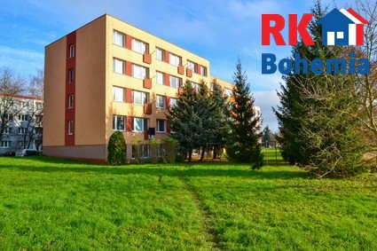 Pronájem bytu 2+kk s komorou a sklepní kójí v Českém Brodě, ul. 28. října - pohled na dům