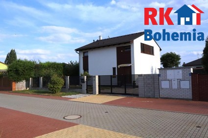 Nabízíme dvoupodlažní nízkoenergetický RD z roku 2018 o dispozici 4+kk a pozemku 765m2 na PZ.  - Fotka 2