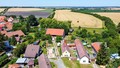 pohled na dům a přilehlé okolí
