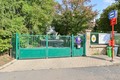 Obecní úřad, mateřská škola a zastávka autobusu v těsné blízkosti domů