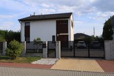 Nabízíme dvoupodlažní nízkoenergetický RD z roku 2018 o dispozici 4+kk a pozemku 765m2 na PZ. 
