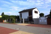 Nabízíme dvoupodlažní nízkoenergetický RD z roku 2018 o dispozici 4+kk a pozemku 765m2 na PZ. 